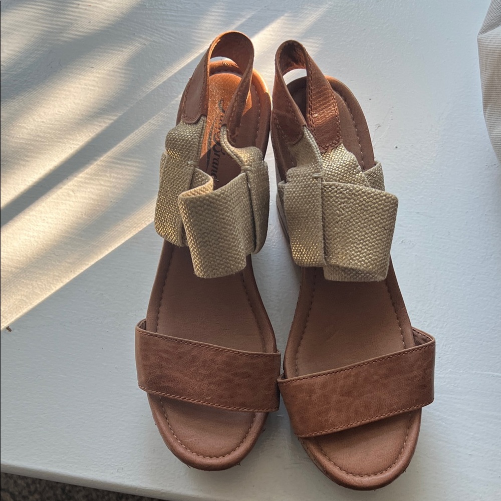 Lucky Brand Tan and Gold Women's Sandals - good condition Size 9
